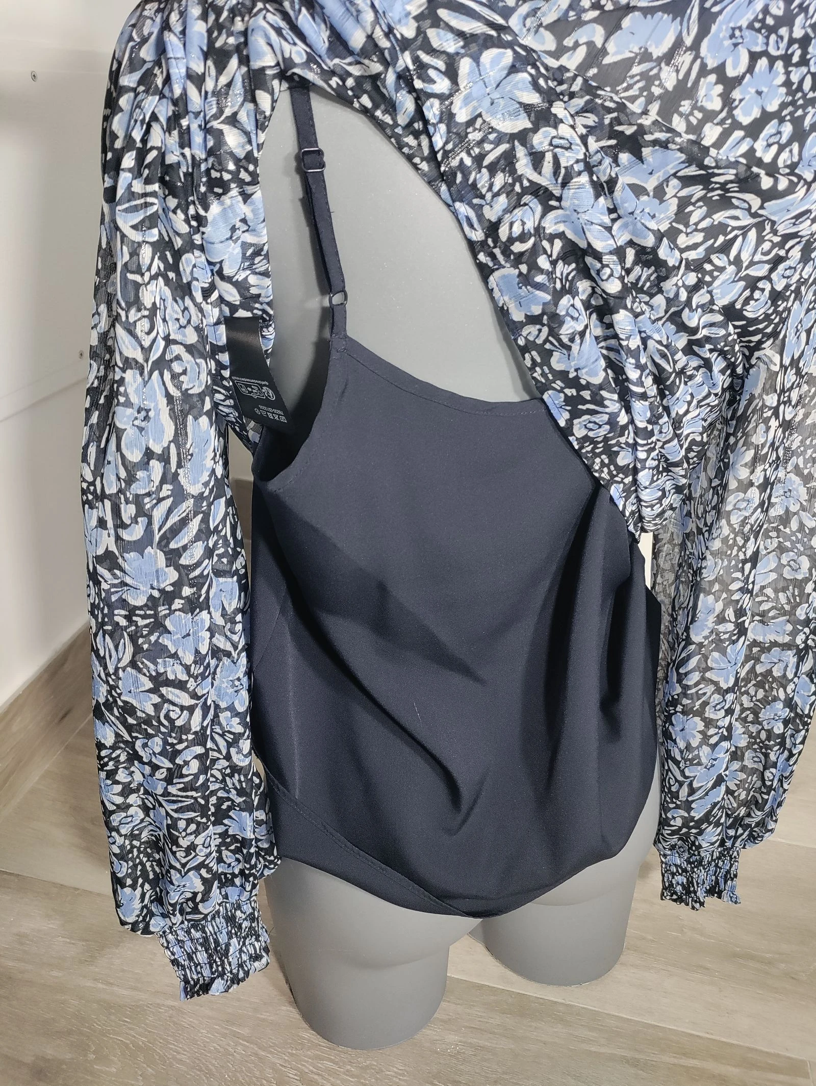Blauwe bloemenblouse voor dames C&A met binnentop en lange mouwen – Maat 40 – photo 7